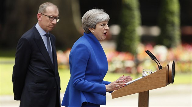 Britsk premirka Theresa Mayov oznamuje, e se pokus sestavit vldu s podporou severoirskch unionist (9. ervna 2017)