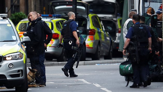 Ozbrojen policist postvaj na Borough Market v Londn pobl msta, kde terorist zabili est lid (4. ervna 2017)