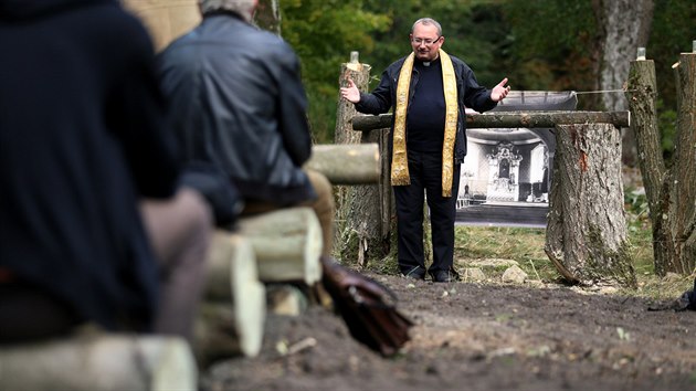 Loketsk far Ji Majkov slou mi ped imrovizovanm oltem s historickou fotografi pohledu do kostela sv. Michala.