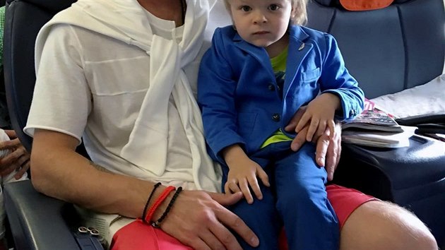 Pljuenko se svm synem Alexandrem v letadle na cest za focenm