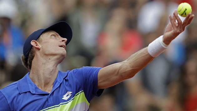 Kevin Anderson podv bhem tetho kola Roland Garros.