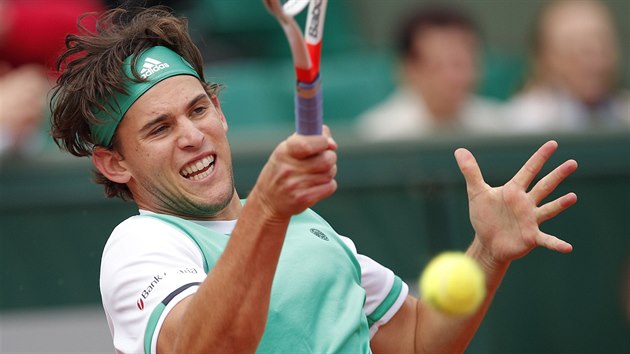 Rakuan Dominic Thiem odehrv mek ve tvrtfinle Roland Garros.