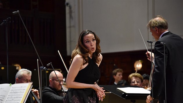 S Orchestre de Paris vystoupila na Praskm jaru pod taktovkou Thomase Hengelbrocka americk mezzosopranistka Kate Lindsey