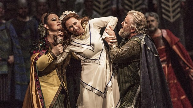 Elika Weissov jako Ortruda, Dana Bureov jako Elsa a Olafur Sigurdarson jako Telramund v inscenaci Wagnerova Lohengrina v Nrodnm divadle