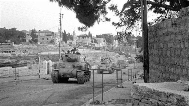 Izraelsk kolona m bhem estidenn vlky do vchodnho Jeruzalma, vpedu jsou dva tanky Super Sherman.