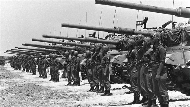 Izraelští tankisté s tanky Centurion krátce před šestidenní válkou, Negev 20.5.1967