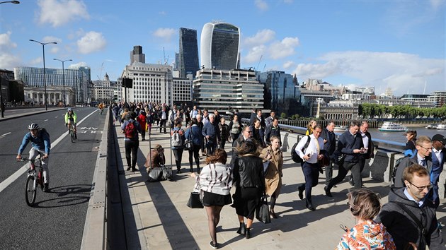 Lidé přechází přes London Bridge (6. června 2017)