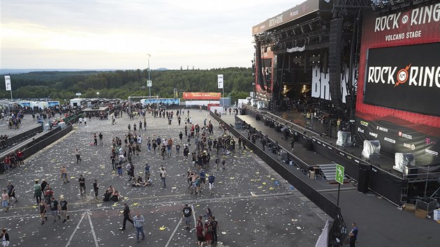 Návštěvníci opouštějí kvůli teroristické hrozbě prostory hudebního festivalu Rock am Ring (2. června 2017).