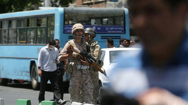 Íránští vojáci hlídkují v ulicích (7. červen 2017).