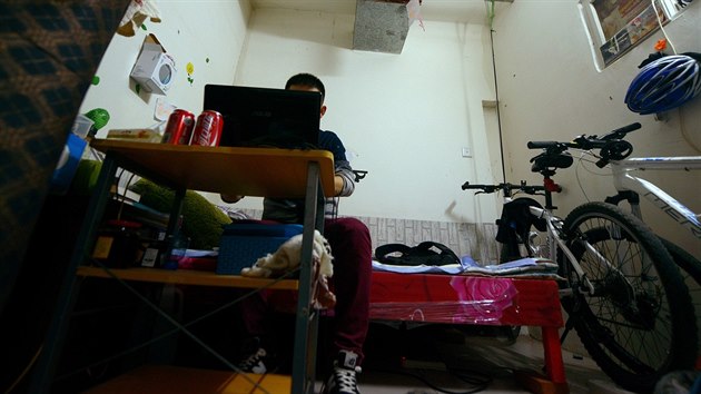 Budují ekonomiku, ale nevešli se do bytů. Až statisíce lidí bydlí v pekingském podzemí.