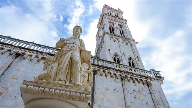 Katedrla  a socha Sv. Vavince v Trogiru