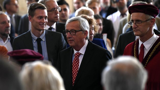 Pedseda Evropsk komise Jean-Claude Juncker (uprosted) pichz na slavnostnm zasedn v Karolinu v Praze (8. ervna 2017)