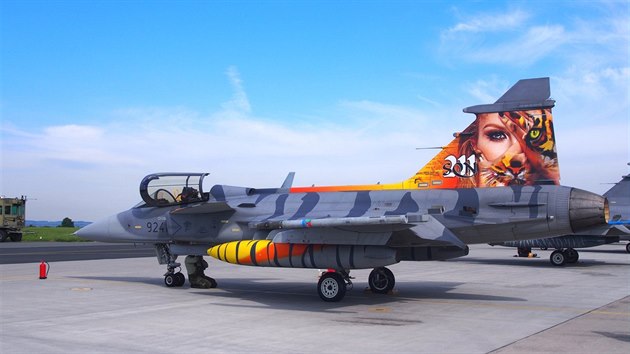 Nové zbarvení jednoho ze strojů JAS-39 Gripen 211. taktické letky pro cvičení tygřích letek