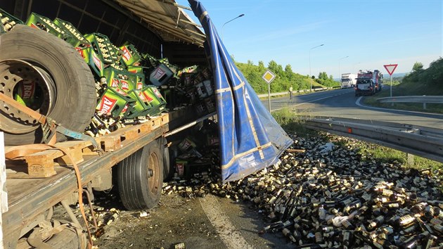 Pivo ze silnice u Holic vyklzely tyi jednotky hasi.