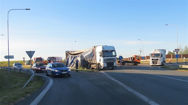 Pivo ze silnice u Holic vyklzely tyi jednotky hasi.