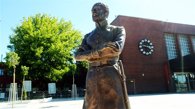 Nová socha stavitele železnic Jana Pernera stojí před pardubickým nádražím.