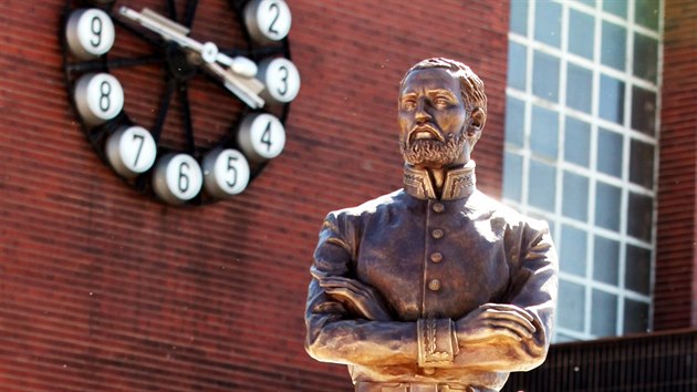 Nová socha stavitele železnic Jana Pernera stojí před pardubickým nádražím.