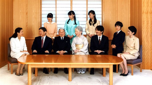 Japonsk csask pr Akihito a Miiko se svmi dtmi a vnuky. (listopad 2015)