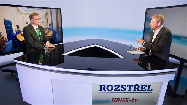 Předseda KDU-ČSL Pavel Bělobrádek (vlevo) a moderátor Jaroslav Plesl v diskusním pořadu Rozstřel.