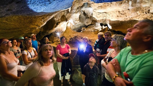 Barrandien tvoří série přírodních pozoruhodností, patří mezi ně třeba Koněpruské jeskyně (na snímku) či četná naleziště trilobitů.
