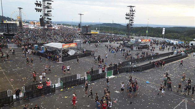 Návštěvníci opouštějí kvůli teroristické hrozbě prostory hudebního festivalu Rock am Ring (2. června 2017)