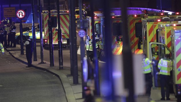 Vozy záchranné služby po útocích v Londýně (4. června 2017)
