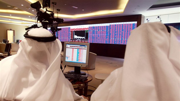 Obchodníci sledují monitory na katarské burze v Dauhá (5. června 2017).