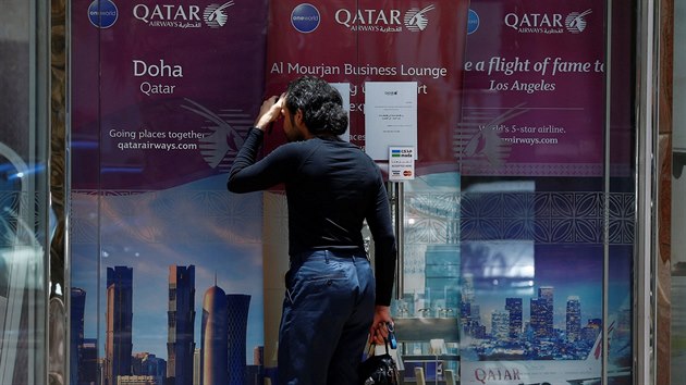 Uzavřená kancelář letecké společnosti Qatar Airways v saúdskoarabském Rijádu (5. června 2017)