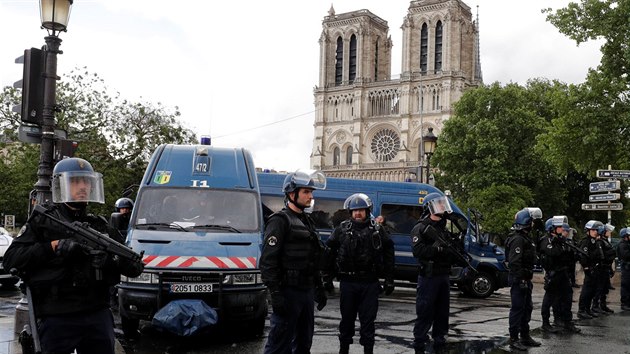 Policie po incidentu hlídkuje u katedrály Notre Dame v Paříži (6. června 2017).