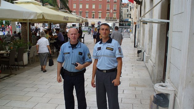 Čeští policisté slouží v Chorvatsku ve dvojici s místními policisty.  Občas se stane, že si naši turisté ani nevšimnou rozdílu v odstínu uniformy a diví se, že místní umí tak dobře česky.