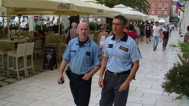 Čeští policisté slouží v Chorvatsku ve dvojici s místními policisty.  Je to služba beze zbraně, hlavní náplní práce je tlumočení, poskytování informací a pomoc našim turistům v nesnázích.