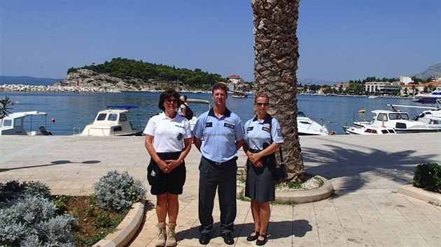 Celkem se o prázdninách vystřídá v Chorvatsku osm našich policistů a policistek. Služba trvá měsíc a slouží se ranní, odpolední a noční pohotovost.