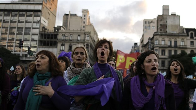 Protest proti nsil na ench v Buenos Aires. V Argentin ron kvli svmu pohlav zeme nsilnou smrt 250 en.