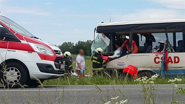 Na hlavnm tahu esk Budjovice - Psek pobl Vodan se srazily dv dodvky a autobus.