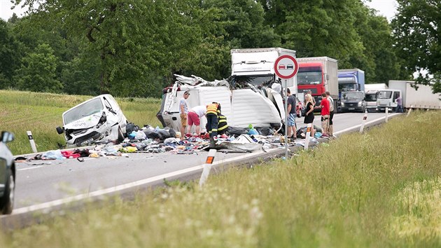 Na hlavnm tahu Budjovice - Psek se srazily dv dodvky a autobus.