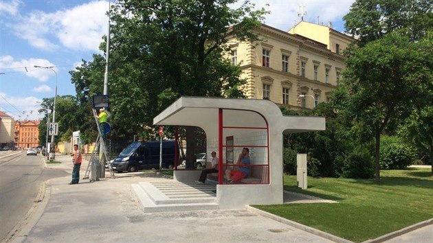 Funkcionalistick zastvka architekta Oskara Posky na Obilnm trhu v Brn po oprav znovu poskytuje psteek nejen cestujcm ekajcm na tramvaj.
