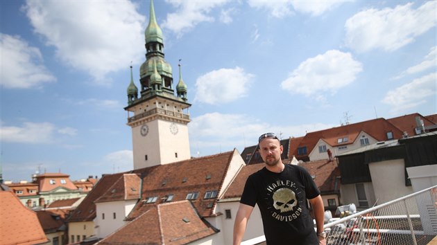 Podnikatel Pavel Bartoek chce do kryt trnice v centru Brna nalkat jak pravideln zkaznky touc po loklnch potravinch, tak i nvtvnky msta. Ty mohou zaujmout pkn vhledy a tak letn i zimn posezen na stee.