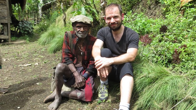 „Snažím se studovat první kontakty, které jsou nesmírně unikátní. Věnoval jsem tomu svou poslední knížku Cizinci mezi Papuánci,“ říká Soukup, který se podílel na výstavě Lovci lebek, jež probíhá do 18. června v Náprstkově muzeu.