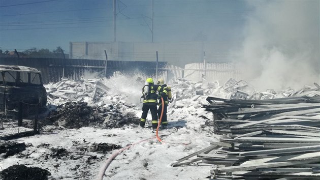 Snímek z požáru plastového odpadu v Zábřehu (1. červen 2017)