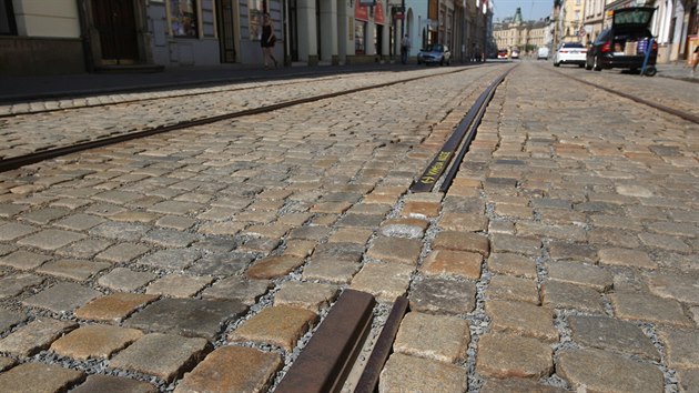 Tramvajov kolej v centru Olomouce, kterou nyn kvli opravm peruuj ulov kostky. Dlnci mezeru po vyznutm kusu kolejnice vydldili, aby nedolo k razu. (kvten 2017)