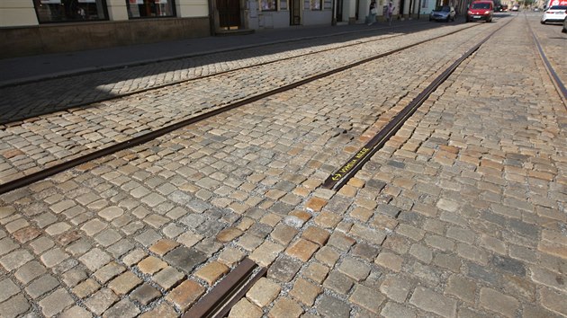 Tramvajov kolej v centru Olomouce, kterou nyn kvli opravm peruuj ulov kostky. Dlnci mezeru po vyznutm kusu kolejnice vydldili, aby nedolo k razu. (kvten 2017)
