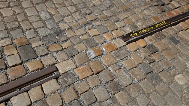 Tramvajov kolej v centru Olomouce, kterou nyn kvli opravm peruuj ulov kostky. Dlnci mezeru po vyznutm kusu kolejnice vydldili, aby nedolo k razu. (kvten 2017)