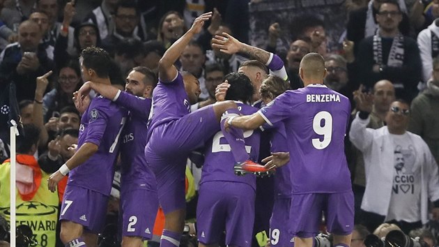 RADOST REALU. Fotbalist Realu Madrid slav vodn gl do st Juventusu ve finle Ligy mistr.