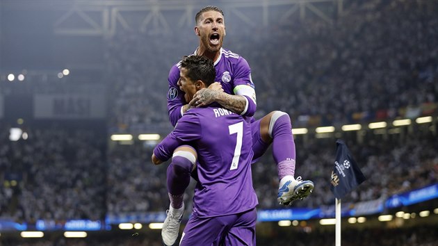 SLAVME. Sergio Ramos oslavuje s Cristianem Ronaldem gl do st Juventusu.