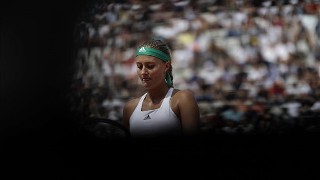 Kristina Mladenoviov bhem zpasu tvrtho kola French Open proti panlce Muguruzaov.