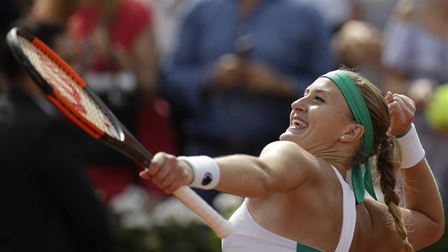 RADOST! Kristina Mladenoviov vyadila ve tvrtm kole French Open obhjkyni vtzstv panlku Muguruzaovou.