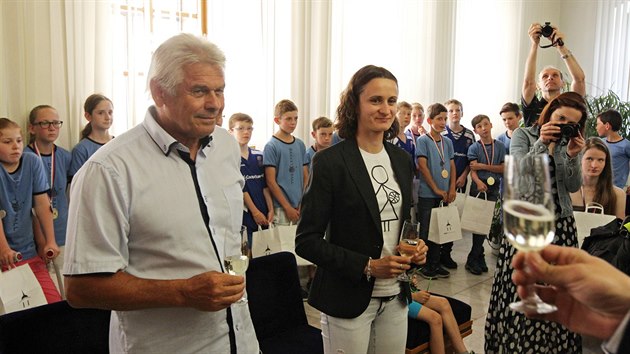 Martina Sáblíková pogratulovala úspěšným mladým žďárským basketbalistům. (5. června 2017)