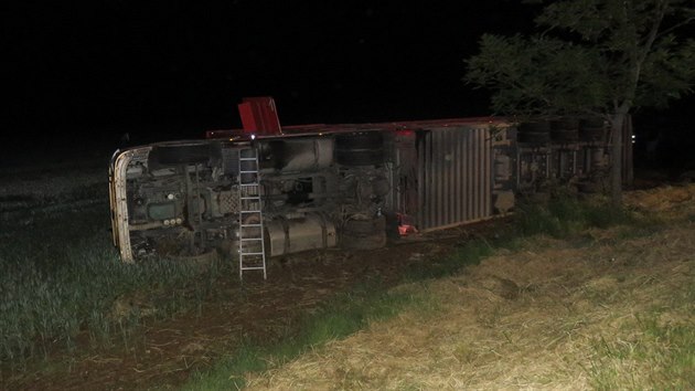 Nehoda kamionu převážejícího živé krávy u Rozkoše nedaleko Humpolce. Litevský řidič byl opilý.