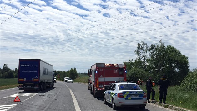 Na silnici 4 u Milna na Pbramsku se stetl osobn vz s nklakem (5.6.2017).