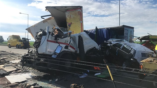 Nehoda t kamion uzavela tunel Cholupice ve smru na D1. (6. 6. 2017)